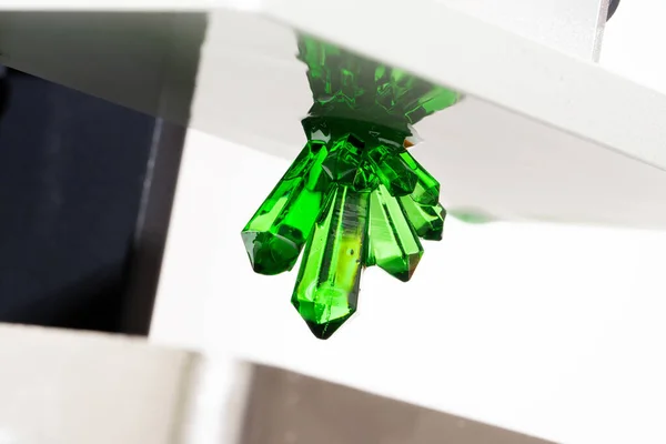 Produkt gedruckt auf 3D-Drucker-Technologie SLA. Kristall aus Harz gedruckt. Detail eines 3D-Druckers. — Stockfoto