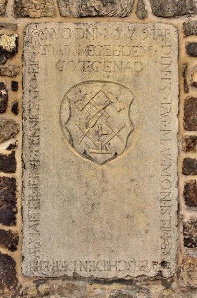 Storica lastra in pietra dei Massoni presso la Cattedrale di San Pietro e Paolo a Brno. — Foto Stock