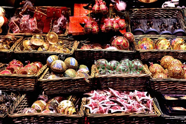 Decorações de Natal, frascos de árvores de Natal e outras decorações nos mercados de Natal em Viena — Fotografia de Stock