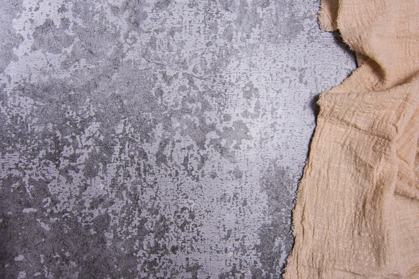 Pietra incrinata, texture in cemento backround, copyspace e cornice laterale destra creata da tovaglia da cucina beige — Foto Stock