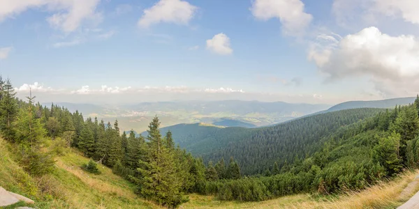 Πανοραμική θέα από την κορυφή του βουνού Serak στο Jesenik της Τσεχίας. Φθινοπωρινά βουνά στο Cottage του Αγίου Γεωργίου — Φωτογραφία Αρχείου