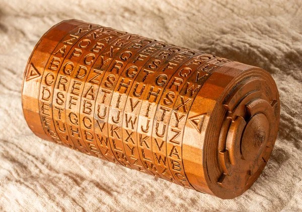 Criptex de bronze inventado por Leonardo da Vinci a partir do livro da vinci code. Criatividade de palavras como senha definida por anéis de letras. Equipamento criptográfico impresso em uma impressora 3D — Fotografia de Stock