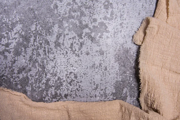 Pietra incrinata, texture in cemento dietro, copyspace e fondo, cornice laterale destra creata da tovaglia da cucina beige — Foto Stock