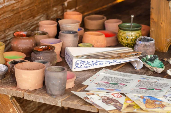 Attrezzatura e laboratorio di uno scriba e pittore medievale. Colori biologici papiro e dipinti medievali. — Foto Stock