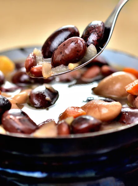 Nierenbohnensuppe mit großen Bohnen in einem alten Emailtopf. Nahaufnahme. Vertikales Foto. — Stockfoto