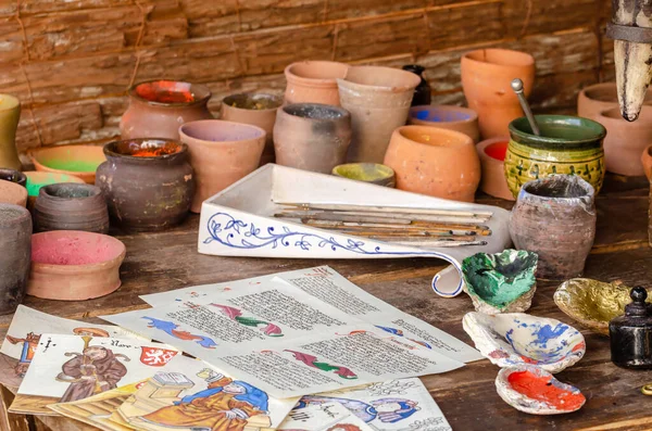 Attrezzatura e laboratorio di uno scriba e pittore medievale. Colori biologici papiro e dipinti medievali. — Foto Stock