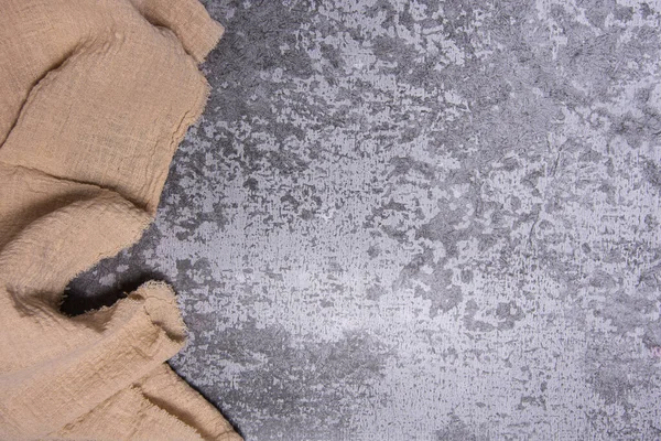 베이지 (beige) 부엌용 테이블 천으로만들어 진 돌조각, 콘크리트 텍스처 백 라운드, 복사 공간 및 왼쪽 측면 프레임 — 스톡 사진