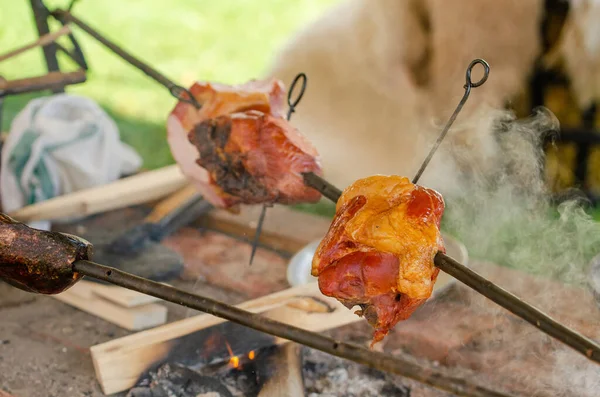 Piece of lamb grilled in a medieval tent on an open fire. — Foto de Stock