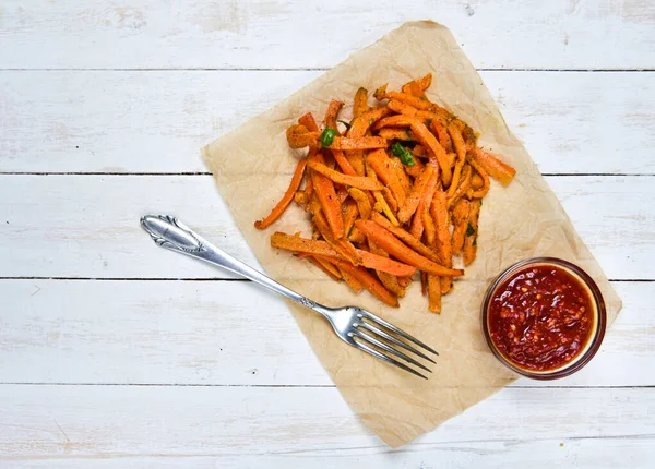 Close-up of heap of healthy sweet potatoes fries and hot chili dip. — Stock Photo, Image