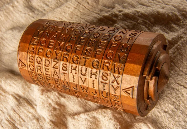 Criptex de bronze inventado por Leonardo da Vinci a partir do código do livro da vinci. Equipamento criptográfico impresso em uma impressora 3D. Criatividade de palavras como senha definida por anéis de letras. — Fotografia de Stock