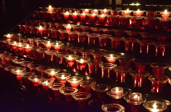 Rijen brandende kaarsen in een kerk tijdens een kerstdienst — Stockfoto