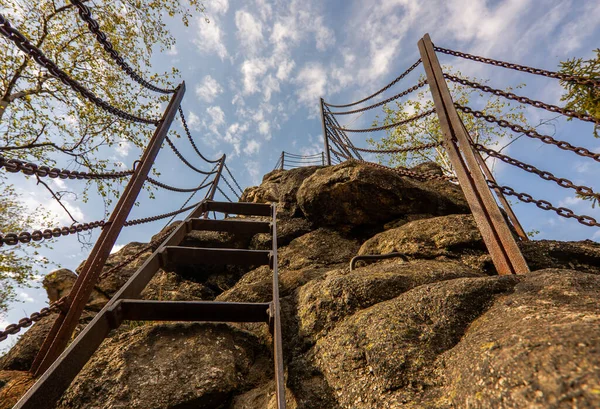 Металеві сходи, що ведуть до вигляду Certovy kameny в єсенському місті Чехія на заході сонця.. Ліцензійні Стокові Фото