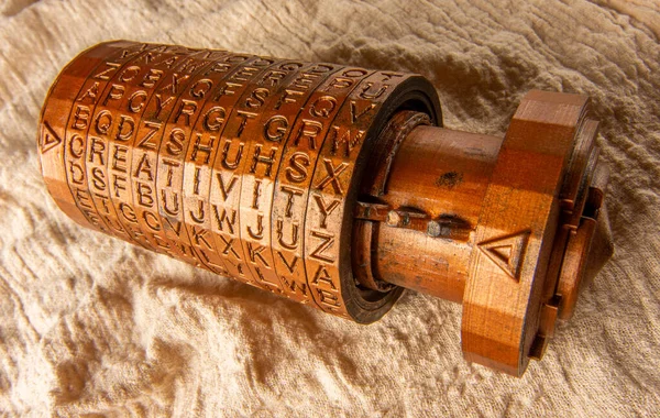 Otevřený mosazný kryptex vynalezený Leonardem da Vincim z knihy da vinciho kód. Šifrovací zařízení vytištěné na 3D tiskárně. Slovní kreativita jako heslo nastavené kroužky písmen. — Stock fotografie