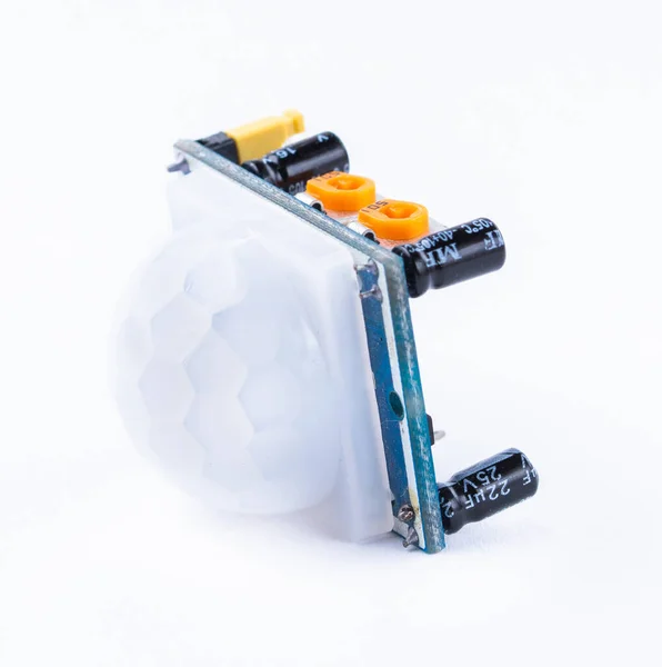 Detail elektronického snímače pohybu pro arduino izolované na bílém pozadí. — Stock fotografie