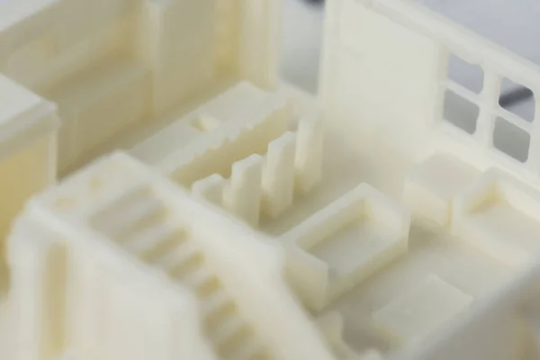 Detailní záběr 3D modelu podlahy domu se schodištěm a nábytkem vytištěným na 3D tiskárně s bílým vláknem technologií FDM. — Stock fotografie