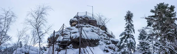 Mirador de Certovy kameny en las montañas Jeseniky en República Checa en invierno. — Foto de Stock