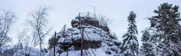 Miradouro de Certovy kameny em montanhas Jeseniky na república checa em inverno. Fotografia De Stock