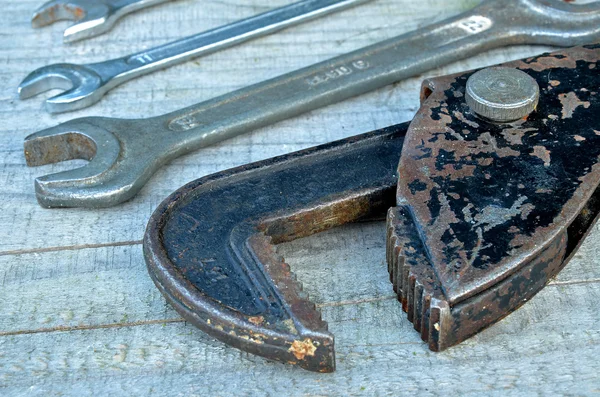 Хроматизатори і старий гайковий ключ — стокове фото