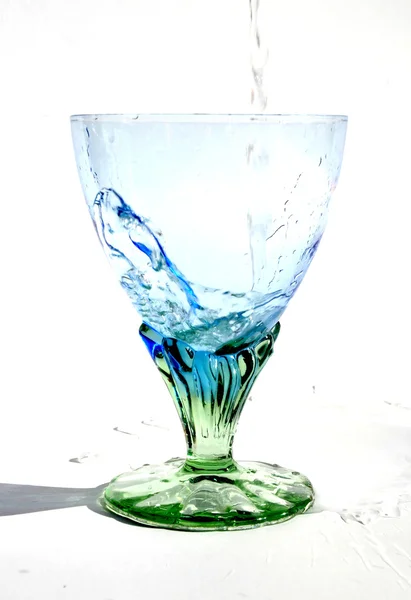 Wasser fließt ins Glas — Stockfoto
