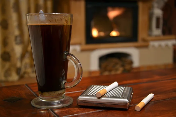 Cup of coffee, cigarette and snuffbox — Stock Photo, Image