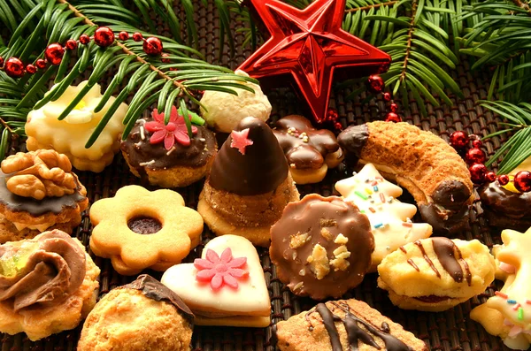 Jul godis, kakor och dekoration — Stockfoto