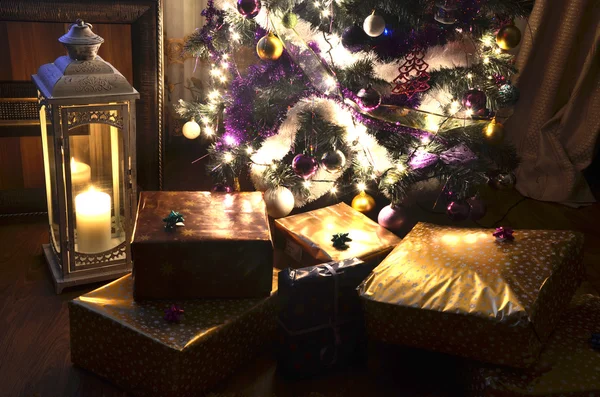 Detail of christmas tree with gifts — Stock Photo, Image