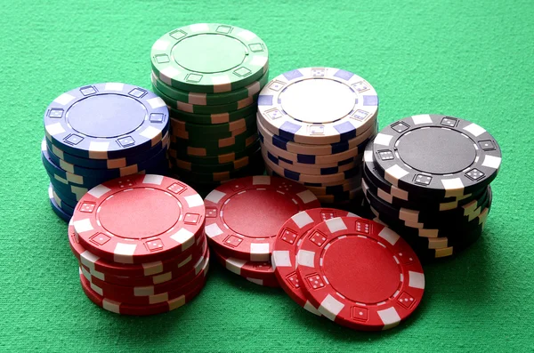 Červené, modré, zelené, bílé a černé poker žetony — Stock fotografie