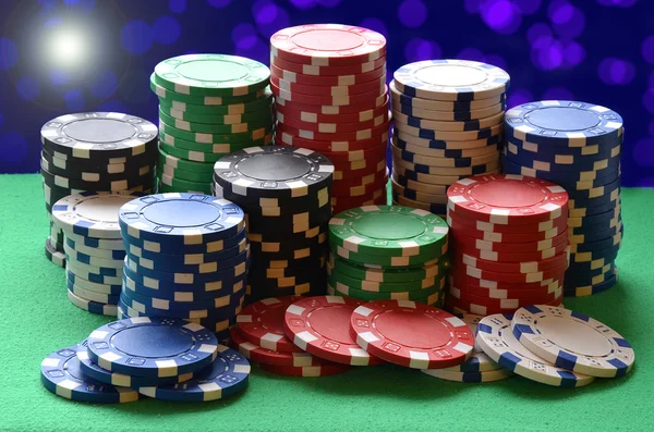 Červené, modré, zelené, bílé a černé poker žetony hromadu — Stock fotografie