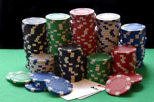 Rot, blau, grün, weiß und schwarz Pokerchips stapeln und Asse — Stockfoto
