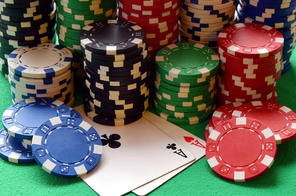 Červené, modré, zelené, bílé a černé poker žetony hromadu a ACE — Stock fotografie