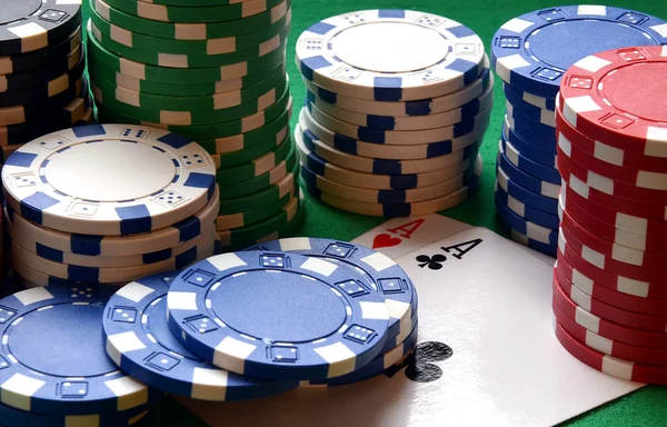 Vermelho, azul, verde, branco e preto fichas de poker pilha e ases — Fotografia de Stock