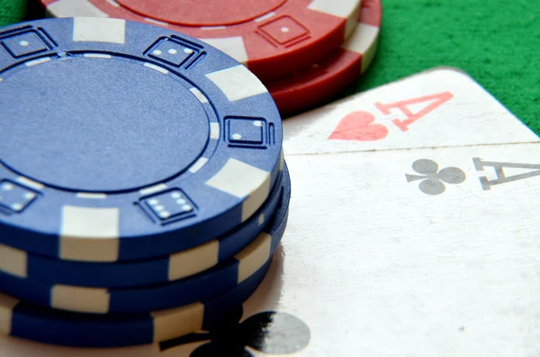 Poker Chips Haufen und Asse Detail — Stockfoto