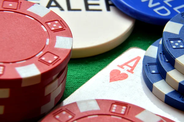 Poker fichas pilha e ace detalhe — Fotografia de Stock