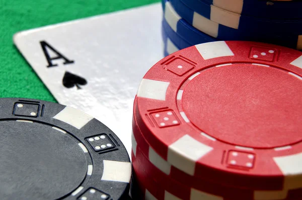Poker fichas pilha e ace detalhe — Fotografia de Stock