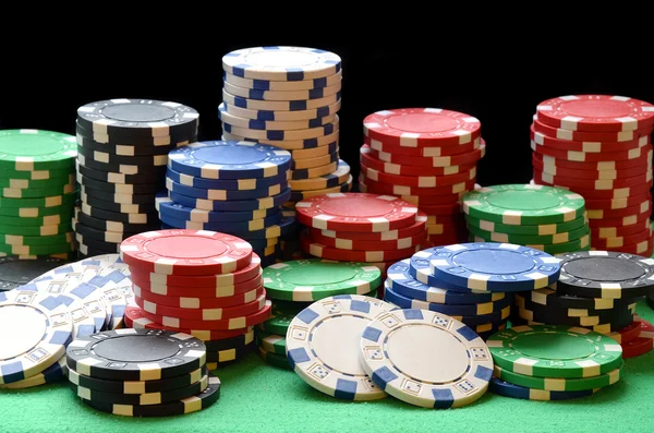 Červené, modré, zelené, bílé a černé poker žetony hromadu — Stock fotografie