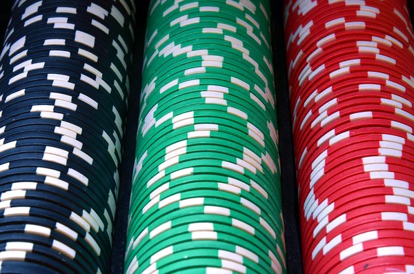 Červené, modré, zelené, bílé a černé poker čipy sloupce — Stock fotografie