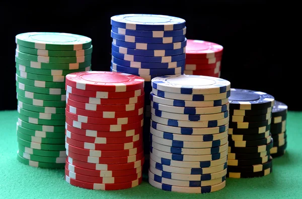Colunas de fichas de poker vermelho, azul, verde, branco e preto — Fotografia de Stock