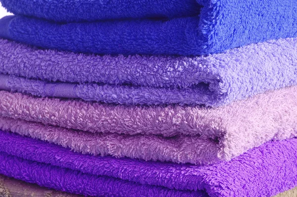 Stapel blauw en paars handdoeken — Stockfoto