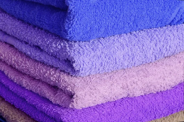 堆栈的蓝色和紫色的毛巾 — 图库照片
