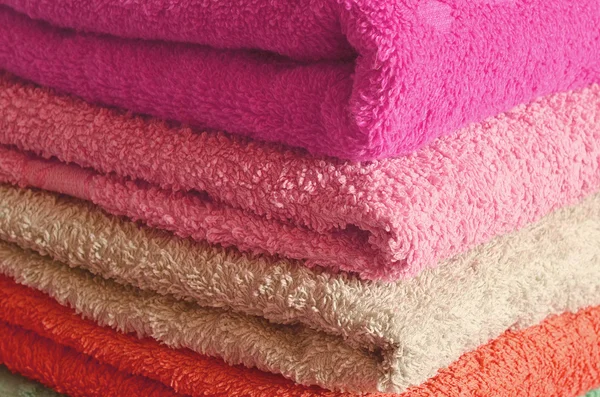 堆栈的粉色和紫色的毛巾 — 图库照片
