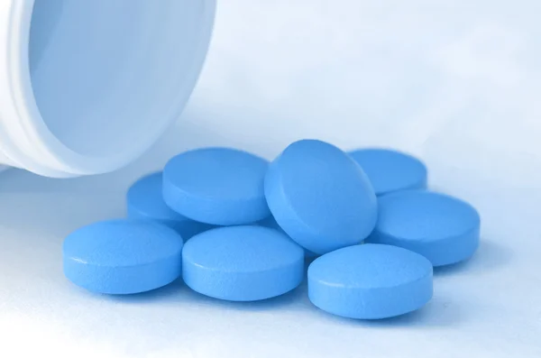Botella de verter píldoras azules de drogas —  Fotos de Stock