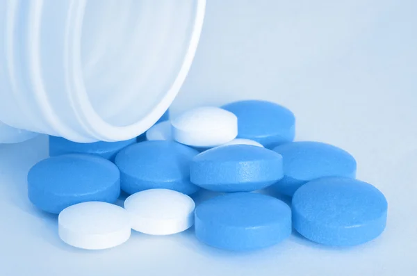 Flaska av Häll ut blå piller av droger — Stockfoto