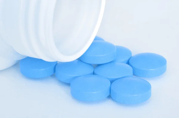 Botella de verter píldoras azules de drogas — Foto de Stock