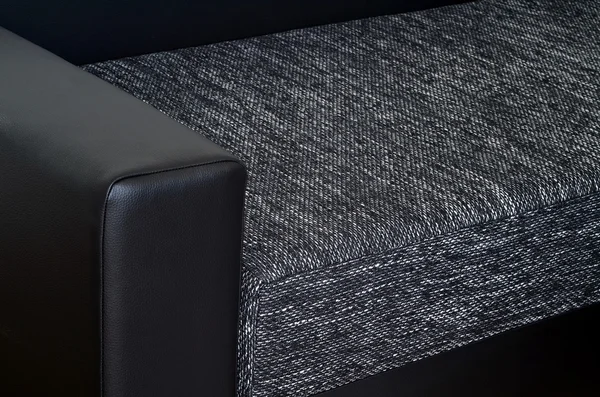 Détail du fauteuil en cuir noir sur canapé noir et blanc — Photo