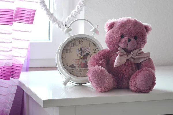 Romântico ainda vida com despertador e ursinho de pelúcia rosa — Fotografia de Stock