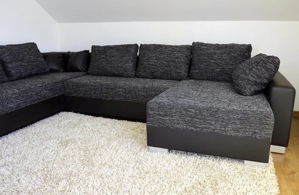 Sofa kain hitam dan putih modern dengan kulit hitam dan bantal — Stok Foto