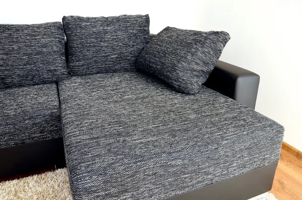 Siyah deri ve yastık ile modern siyah beyaz bez kanepe — Stok fotoğraf