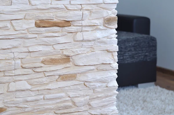 Melihat ke dalam ruangan melalui dinding menggelitik batu kasar cladding — Stok Foto