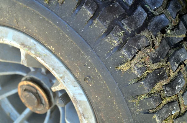 Detalhe de close-up de pneu de cortadores de jardim — Fotografia de Stock