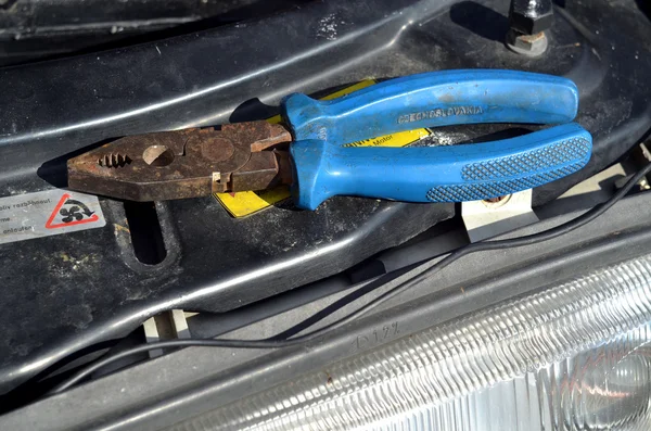 Reparatur von modernen Autos, Detail zur Befestigung von Autoleuchten — Stockfoto